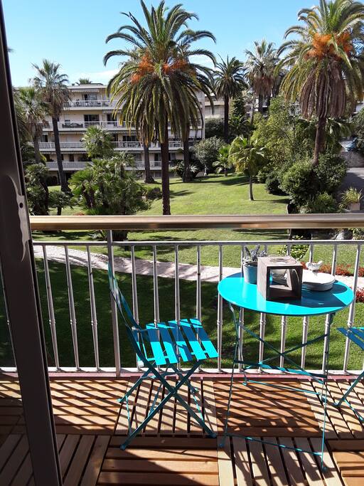 balcon ouest très ensoleillé pour prendre un café ou un petit déjeuner