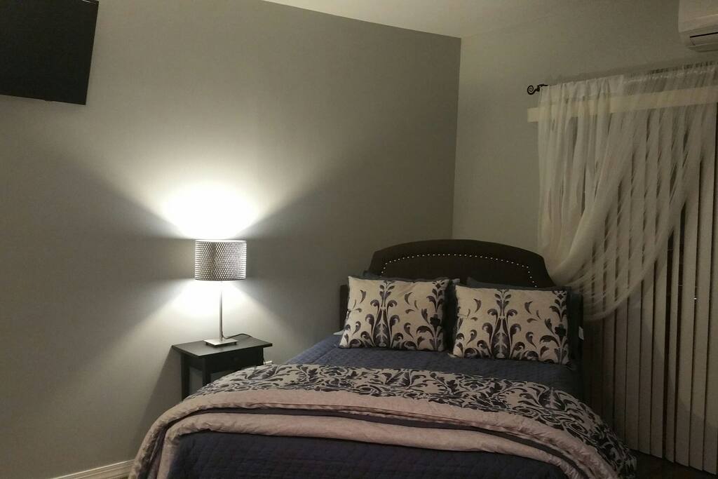 Comfortable Queen size bed. 40" Samsung Smart TV