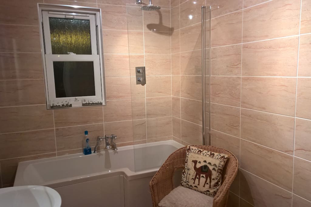 Bathroom (there is also a separate shower room)