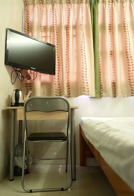 Room 607
一張雙人牀 , 不配備獨立洗手間 /
1 Double Bed ,Washroom is not included
