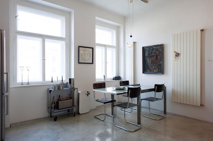 3BDR Art-filled Apartment with Garage