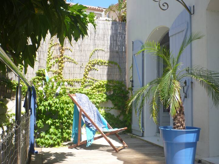 Duke u ulur në tarracën në Kalvi, për pushimet e tua.