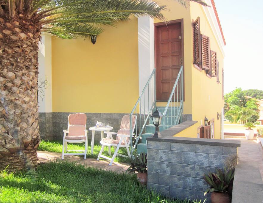 Con entrada independiente, dispone de jardín y piscina privada.