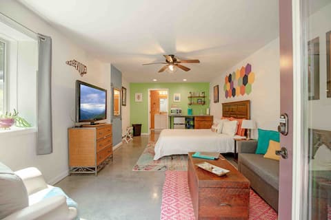 Bright, modern studio 10 mins to downtown & RAD