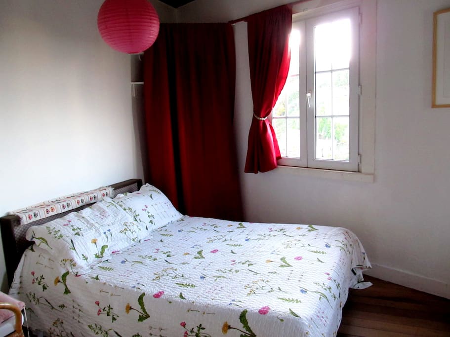 La habitación con cama matrimonial
