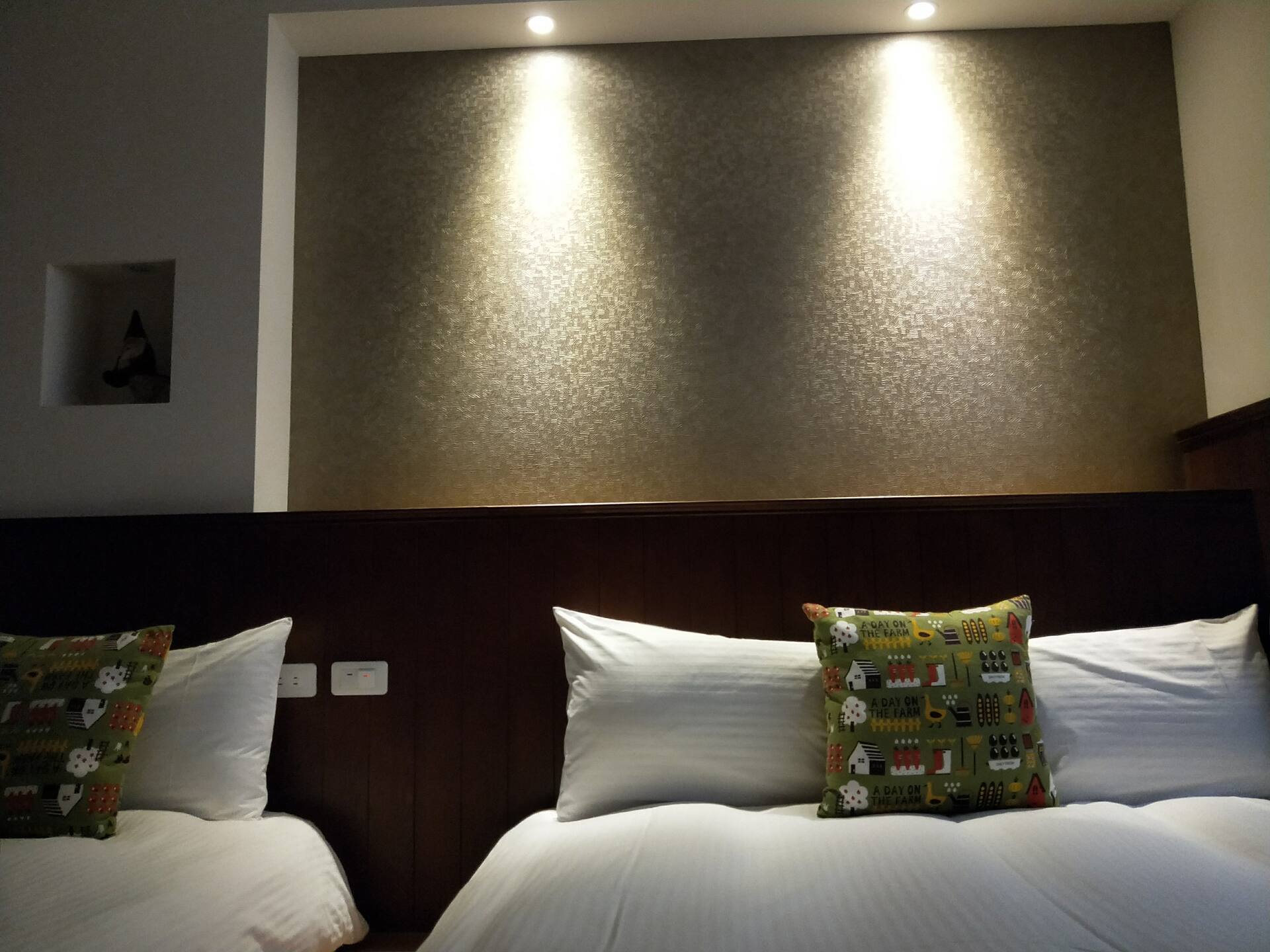 Extend your stay with the ”2nd Night Offer”! With KTV, massage chair and simple mahjong! Netflix and MOD in each room!
