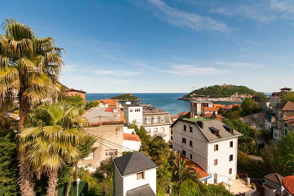 Vista desde la terraza con vistas al mar y barbacoa