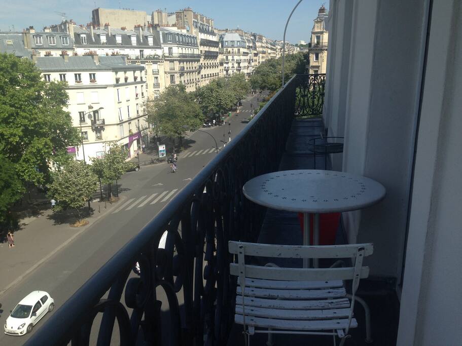 Balcon 5 eme étage (table petit déjeuner ou apéritif 2 places)