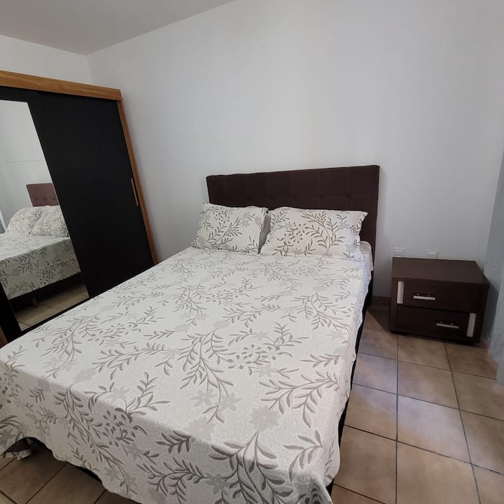 chumba, kitanda aina ya queen  