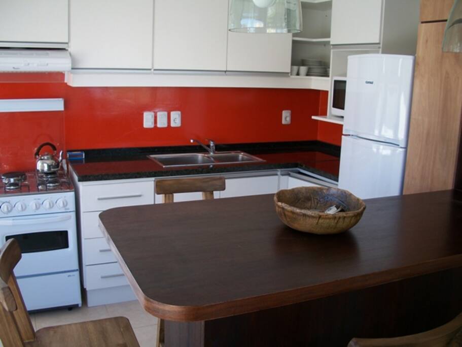 Cocina del departamento con desayunador y vista al mar