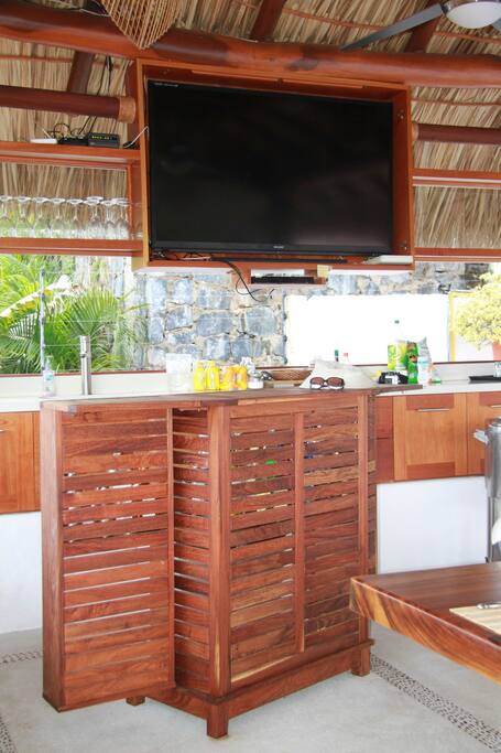 Bar equipado y TV 60"