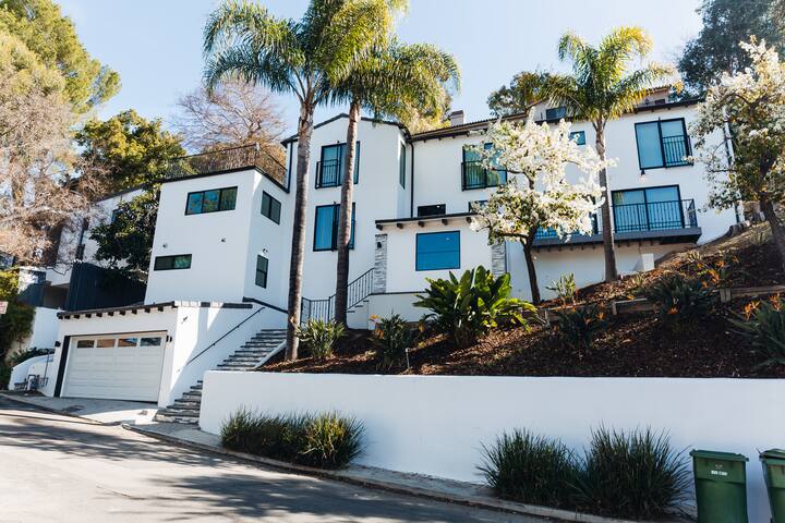 2 Bedroom Hollywood Hills Suite with Spa Tub gallery image 2