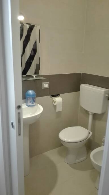 bagno nuovo con piatto doccia 70/90 con tenda.