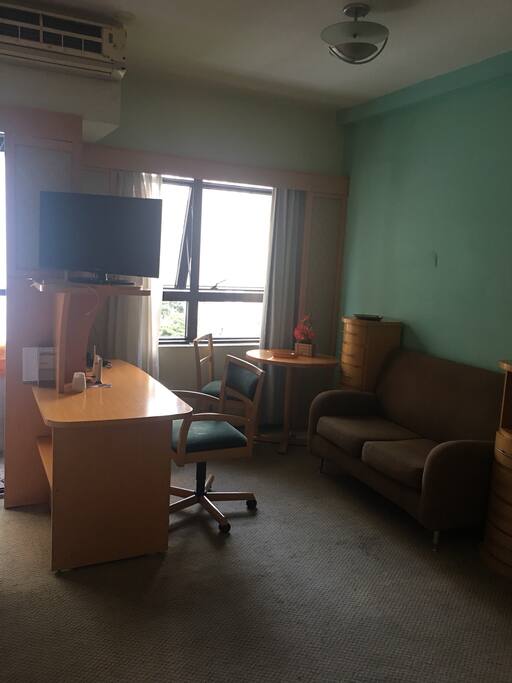 Sala com Tv móvel, mesa com cadeira e sofá , cadeira giratório e mesa de escritório + Wi-Fi