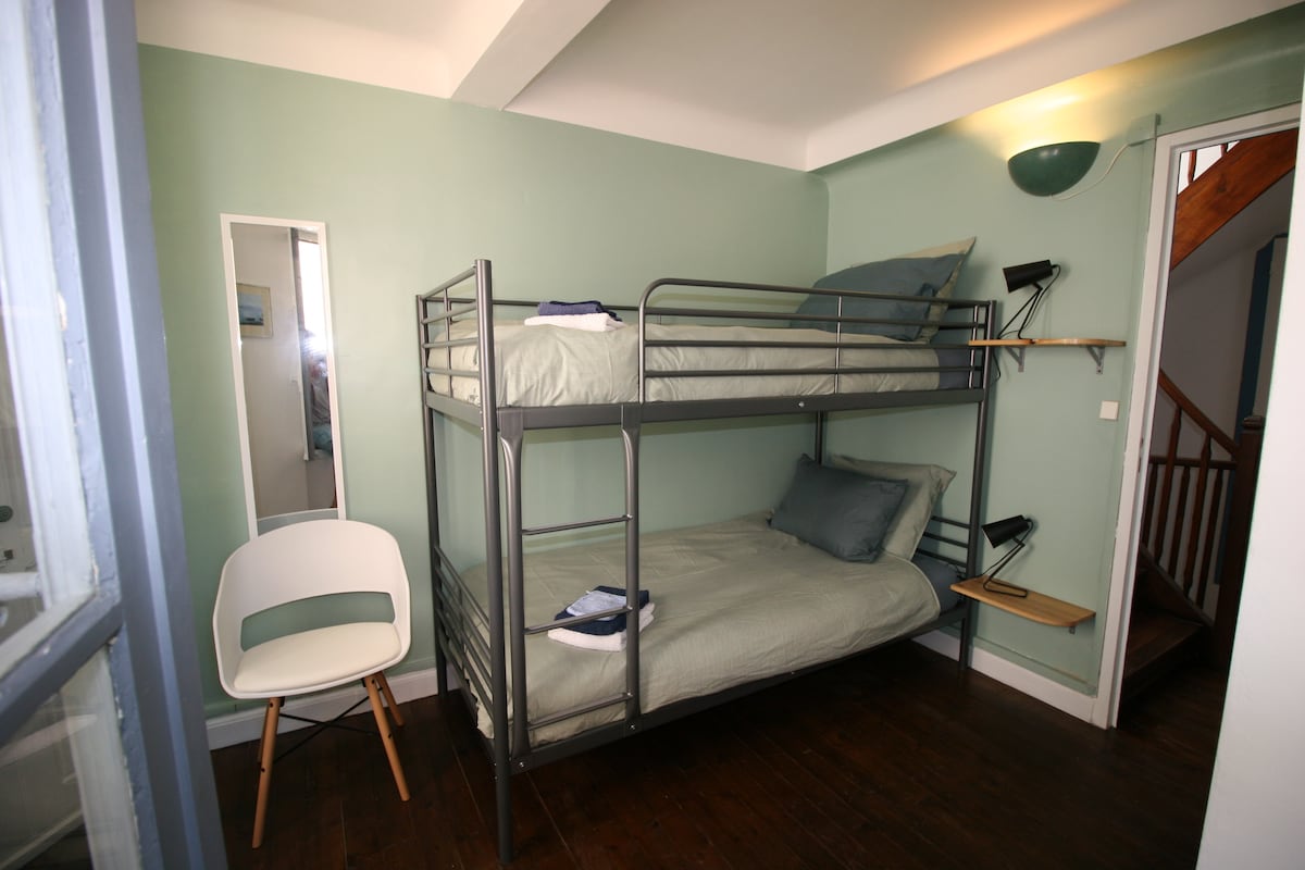 Chambre 1r étage. חדר שינה קומה 1. Slaapkamer 1e verdieping.