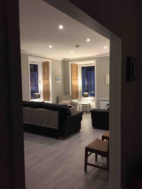 Large, bright, 4 bedroom flat with harbour views