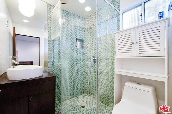 Hollywood Hills Gem gallery image 5