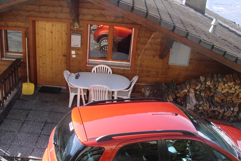 Accessible en voiture.
Deux places de parc devant l'entrée.