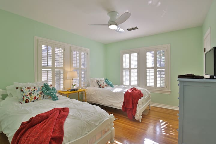 Habitación doble con dos dormitorios.