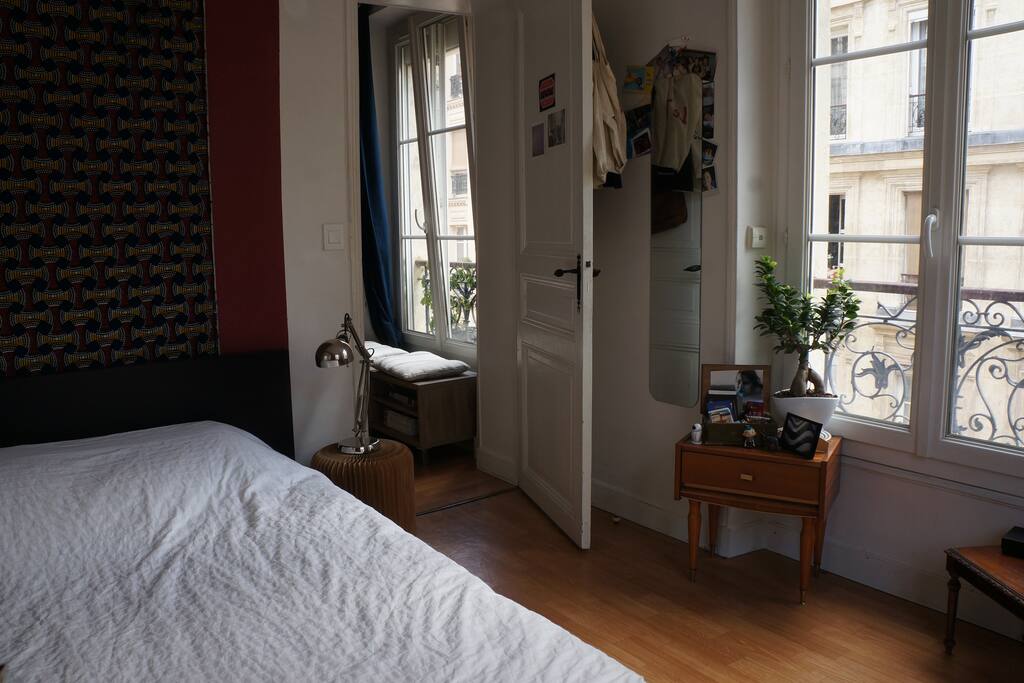 La chambre donne sur le salon
