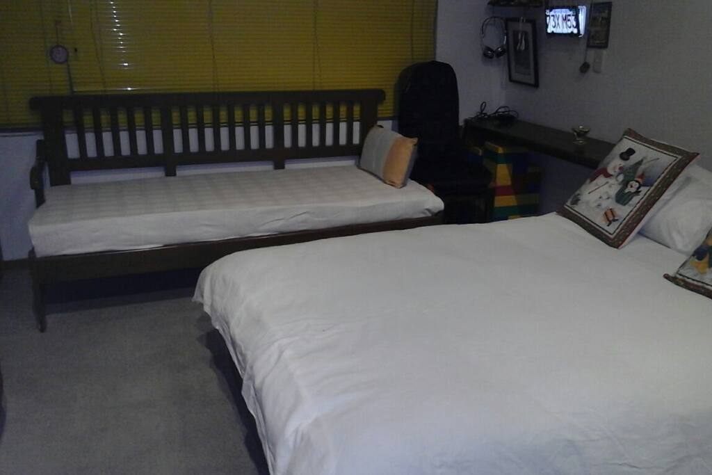 Cama Doble más sofa cama y escritorio privado