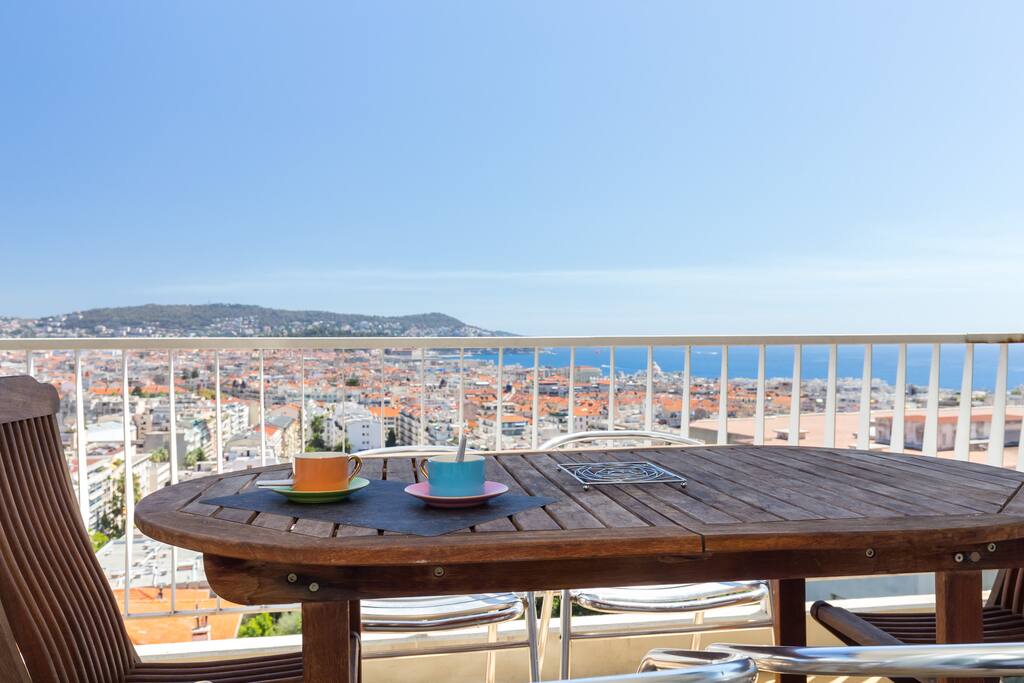 Have your breakfast with this stunning view of the Côte d'Azur