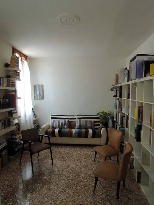 LIVINGROOM