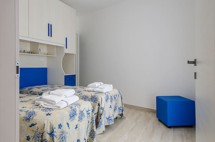 dhomë gjumi e vogël me 2 krevate