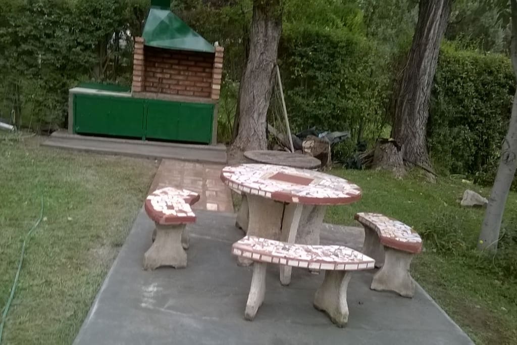 Mesa de jardín a la entrada
