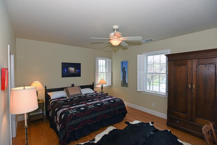 首席索拉诺套房（ Chief Solano Suite ） -面向葡萄园和日落的一楼。  加大双人床。平板电视。  独立卫生间，带淋浴房。