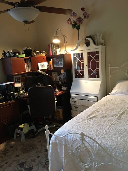 Has free wifi and computer to use to see all the places to do in Auburn