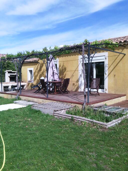 Terrasse au sud ombragée à partir de juin par une tonnelle en vigne