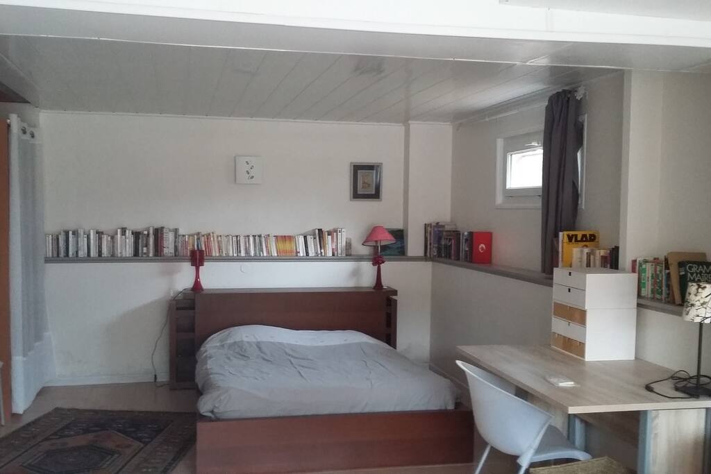 une grande chambre avec rangements et bureau, possibilité lit bébé