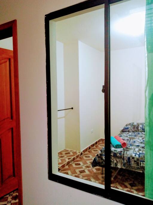 We offer you a well-lit comfortable space, where you can sleep soundly at night. It is well-ventiladed.
Ofrecemos un espacio comodo donde podrás dormir plácidamente en las noches, muy bien aireado.
