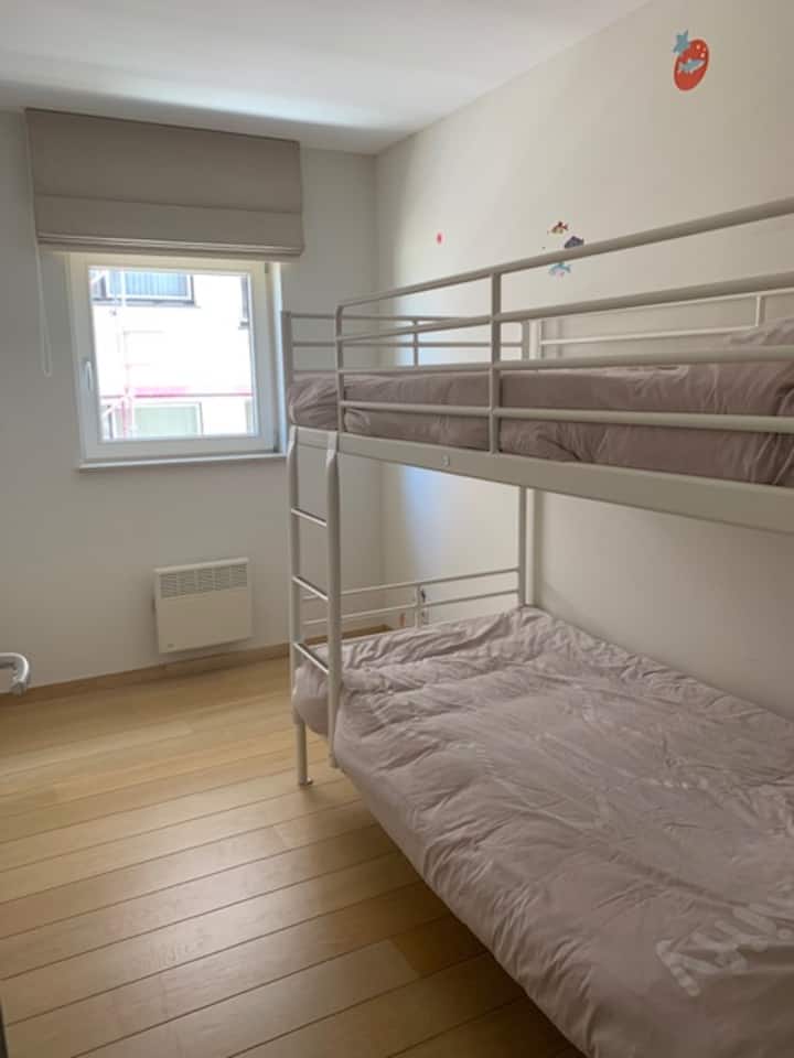 第二间卧室设有两张单人床