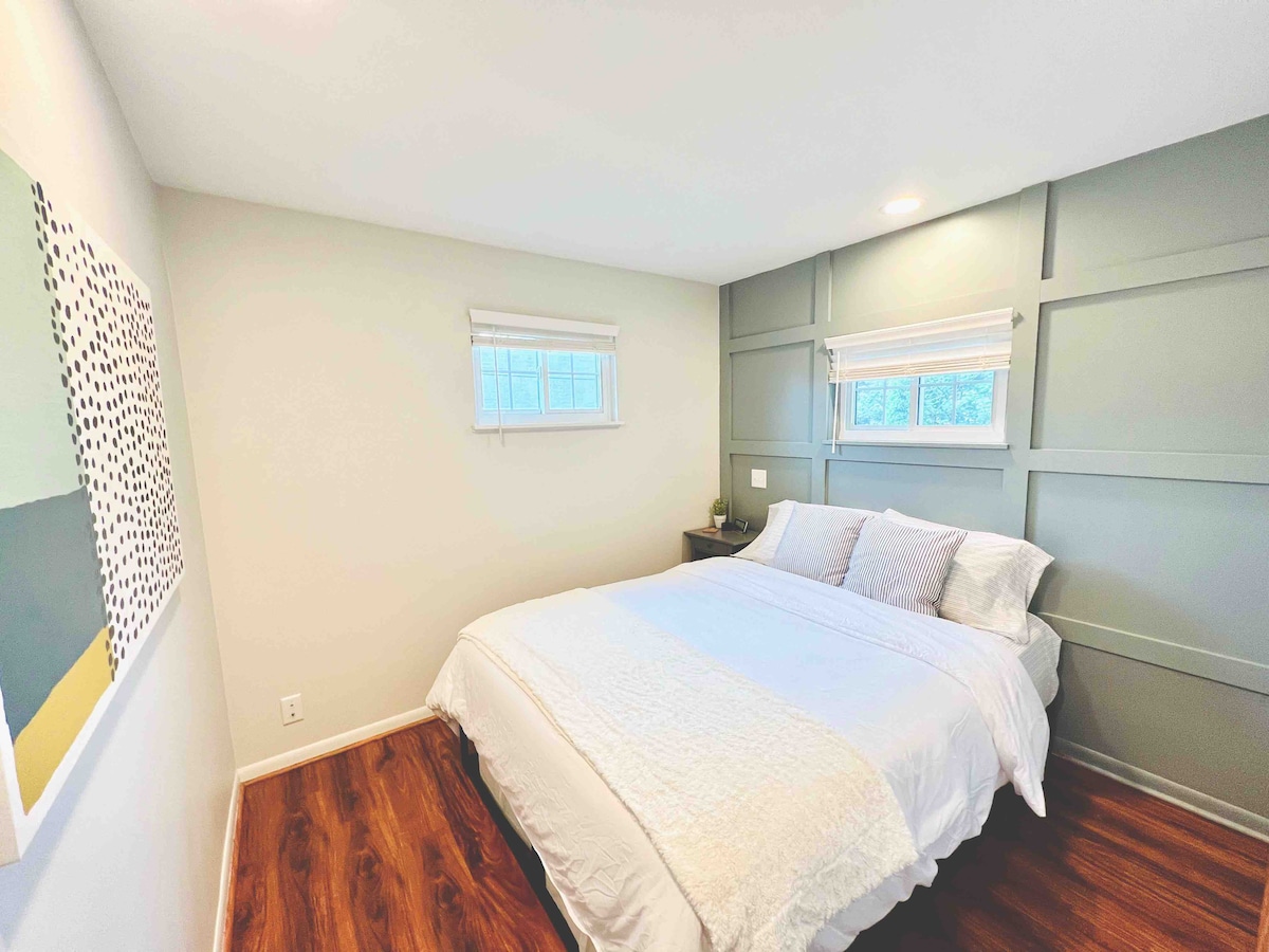 Pumzika kwa amani katika kitanda cha Malkia na topper ya povu ya gel ya baridi ya gel. 

Chumba cha kulala kina shabiki binafsi, saa ya kengele, mashine ya sauti na kabati kamili kwa matumizi yako. 