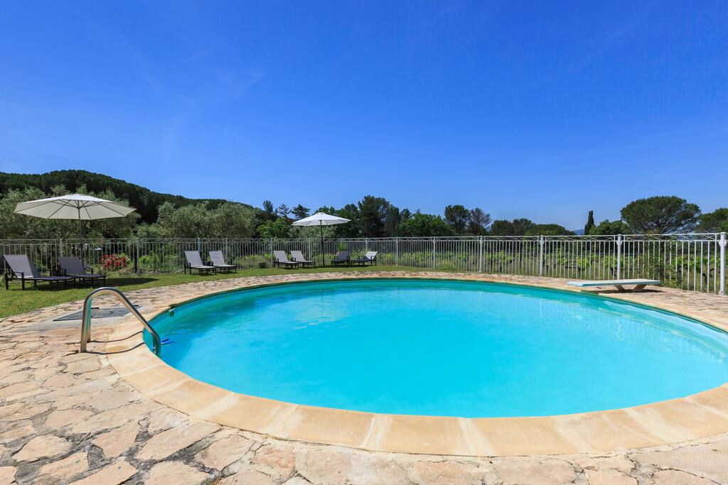 Piscine de Casteuse en pleine campagne provençale