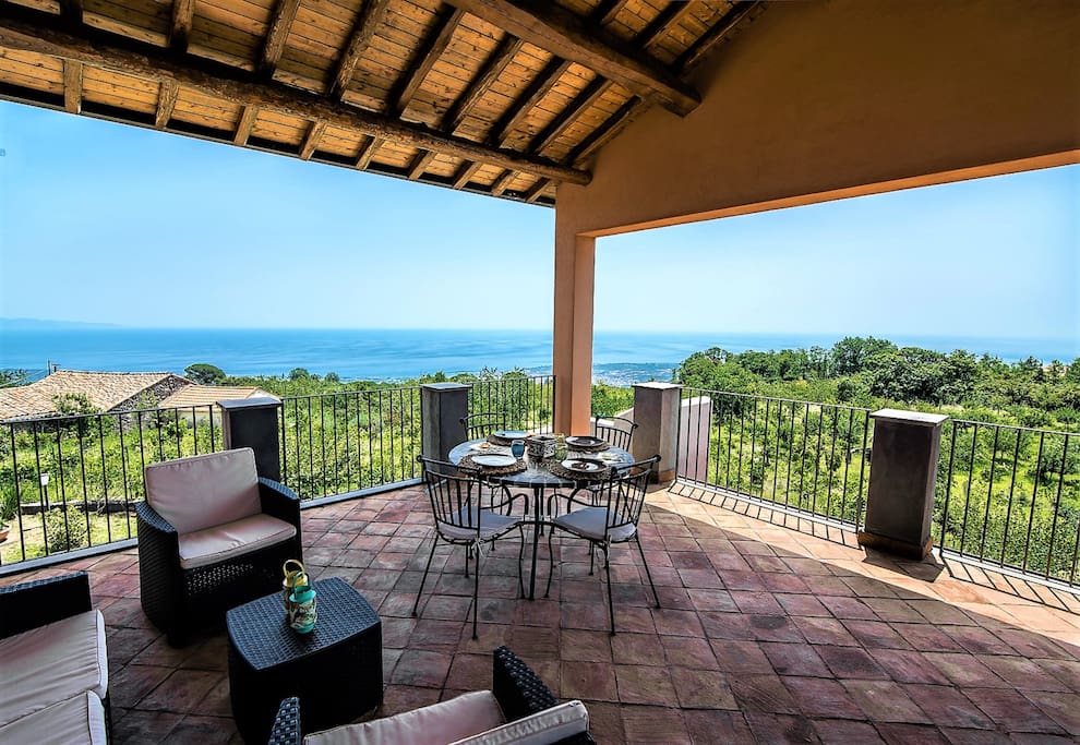Terrazza con spettacolare vista mare da Taormina al Golfo di Augusta