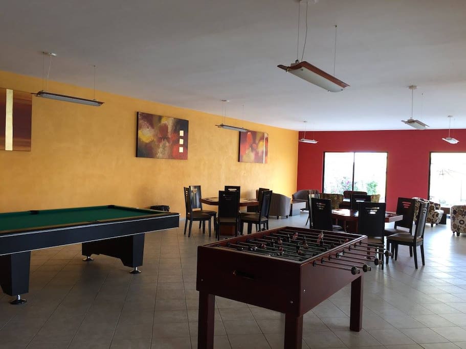 El huésped puede hacer uso de la mesa de billar, mesa de futbolito y mesas para jugar cartas.