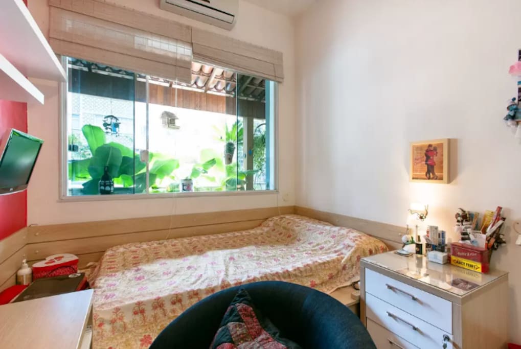 Esse é seu aconchegante quarto/This is your cozy bedroom