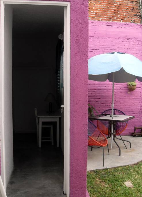 Habitación abierta en la parte de atrás de la casa junto al jardín.