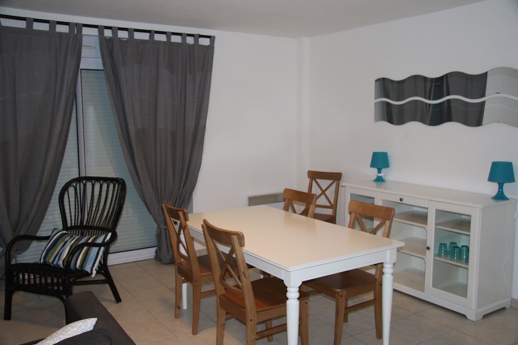 Salle à manger
Capacité 6 à 8 Personnes