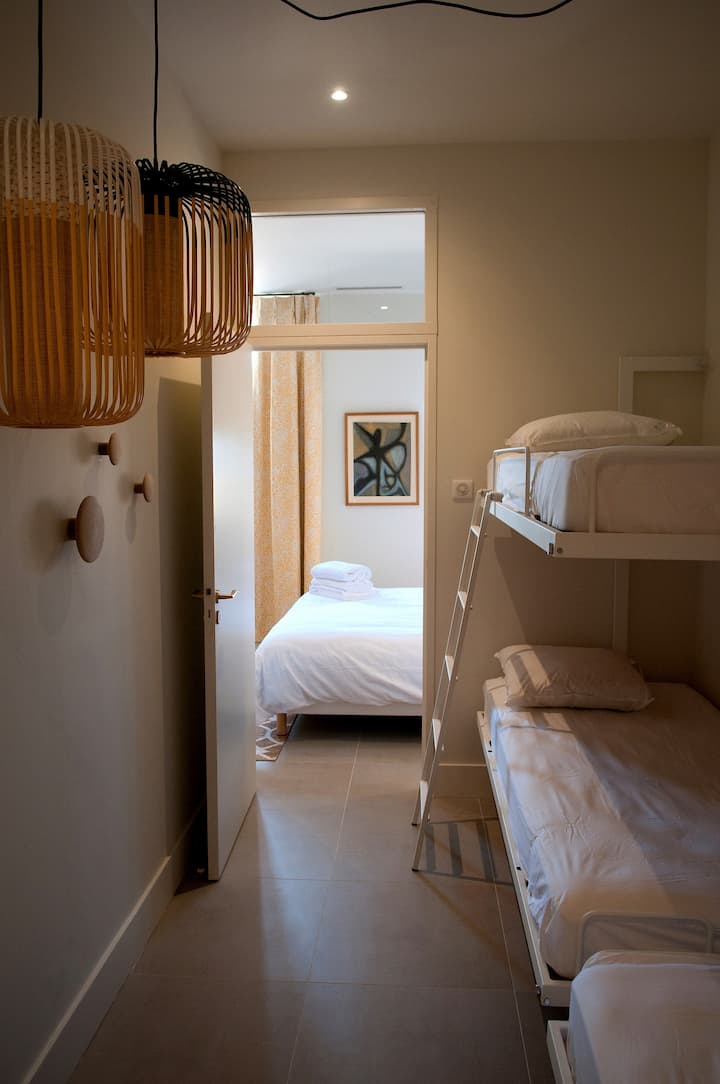 儿童房： 4张单人床（上下铺） + 1个独立卫生间