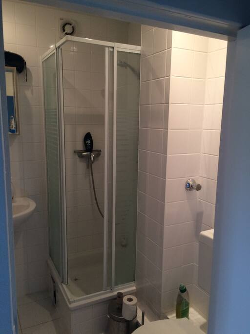 das kleeeeine badezimmer