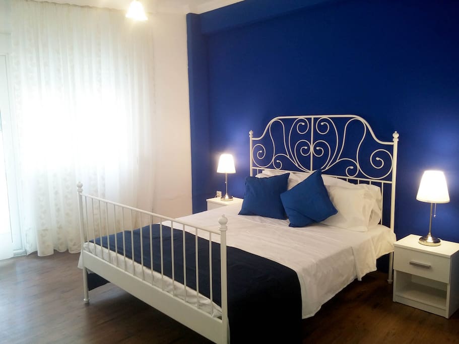 Chic and cozy blue room in the city center.!
