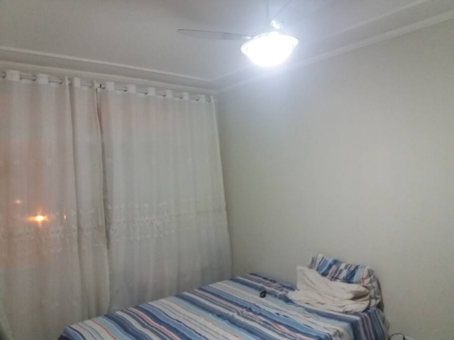 Quarto com ventilador de teto