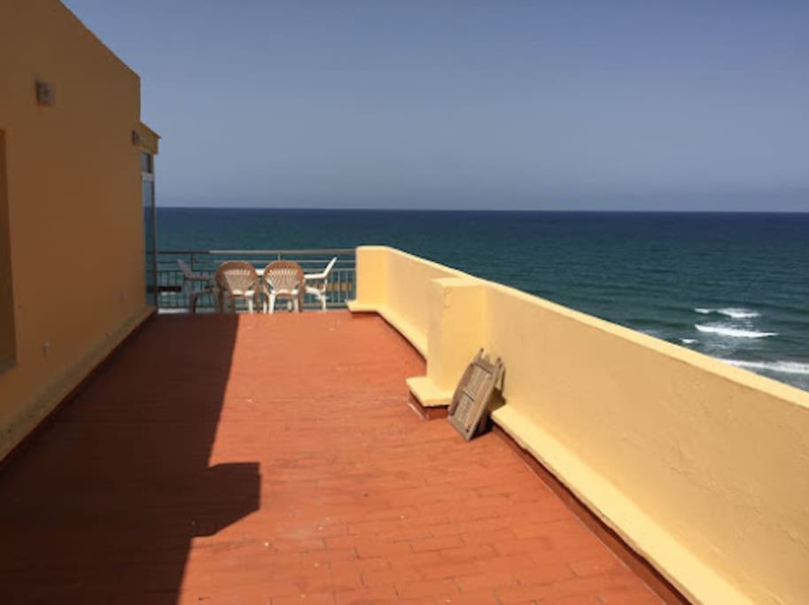 Una terraza amplia para disfrutar del mar en todo momento