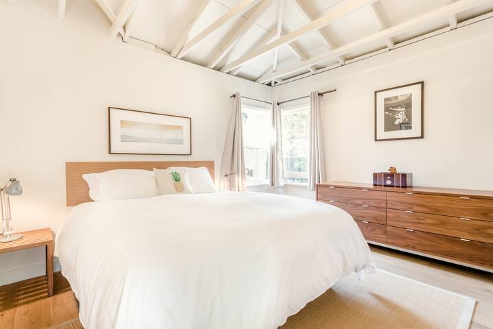Quintessential Venice Beach Bungalow with Beautiful Yard gallery image 3