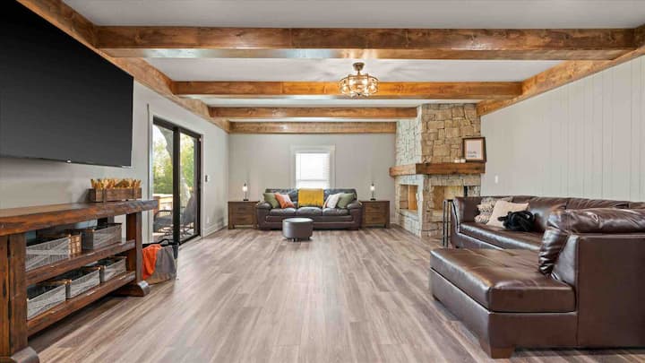 The Rock Vacation Rental (Full House) - Camden, MO
