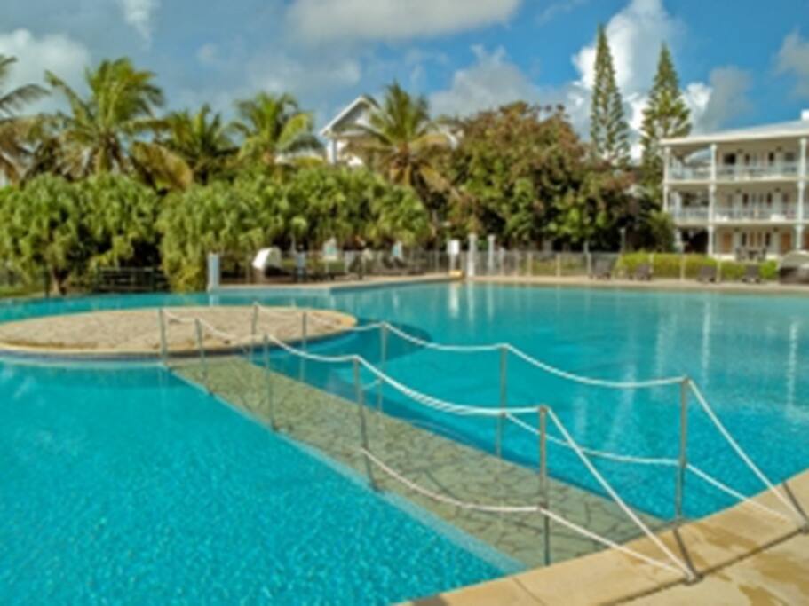 Autre vue de la piscine